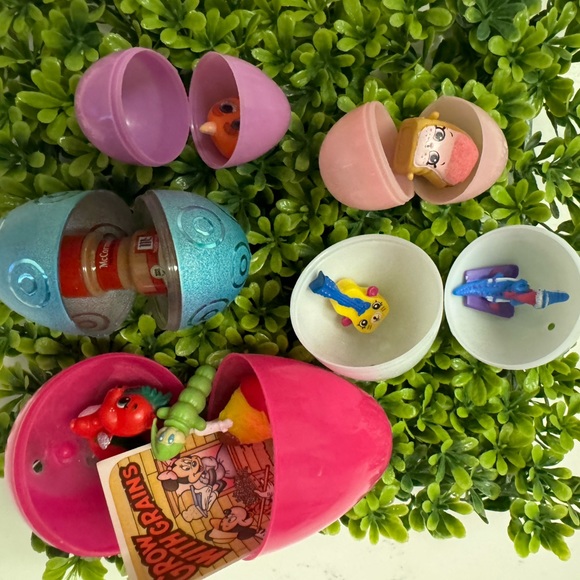 5 plastic eggs filled with MINI random toys, and vintage Mello Smello sticker - Picture 3 of 11